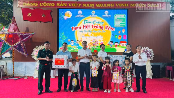 Gần 3.800 suất quà, với tổng trị giá hơn 573 triệu đồng được Bộ đội Biên phòng Sơn La phối hợp trao cho các em thiếu nhi khu vực biên giới dịp Tết Trung thu. (Ảnh: QUÀNG HÙNG)