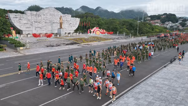Tại Sơn La có gần 30.000 người tham gia hưởng ứng hoạt động đi bộ “Cùng Việt Nam tiến bước”. (Ảnh: QUỐC TUẤN)