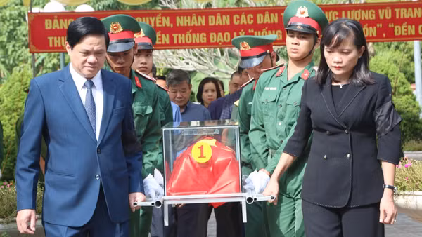Lãnh đạo các sở, ngành, Ban Chỉ đạo 515 tỉnh Sơn La đưa tiễn liệt sĩ về nơi an nghỉ cuối cùng. (Ảnh: PHAN THẢO)