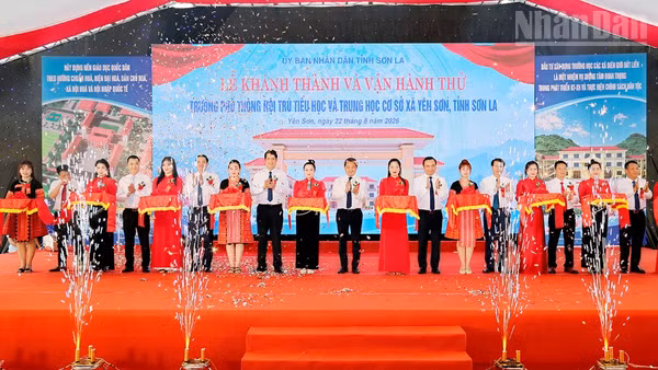 Các đại biểu cắt băng khánh thành và vận hành thử Trường phổ thông nội trú Tiểu học và Trung học cơ sở tại xã Yên Sơn. (Ảnh: QUỐC TUẤN)