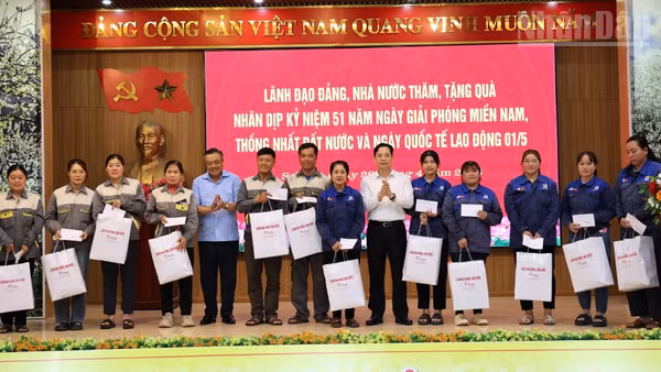 Đồng chí Trần Sỹ Thanh, Ủy viên Bộ Chính trị, Bí thư Trung ương Đảng, Chủ nhiệm Ủy ban Kiểm tra Trung ương tặng quà người lao động Sơn La.