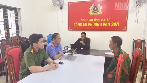 Công an Sơn La và Viện Kiểm sát tỉnh Sơn La tiến hành lấy lời khai đối tượng Giàng A Si (dấu X). (Ảnh: TRUNG HIẾU)