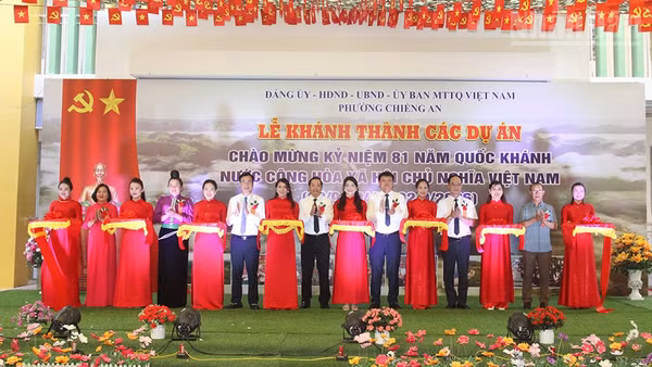 Các đại biểu cắt băng khánh thành các dự án chào mừng kỷ niệm 81 năm Quốc khánh 2/9 tại phường Chiềng An. (Ảnh: QUỐC TUẤN)