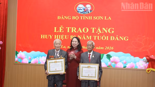 Đồng chí Võ Thị Ánh Xuân, Bí thư Trung ương Đảng, Phó Chủ tịch nước thay mặt lãnh đạo Đảng, Nhà nước trao Huy hiệu 80 năm tuổi Đảng tặng 2 đảng viên lão thành thuộc Đảng bộ tỉnh Sơn La. (Ảnh: QUỐC TUẤN)