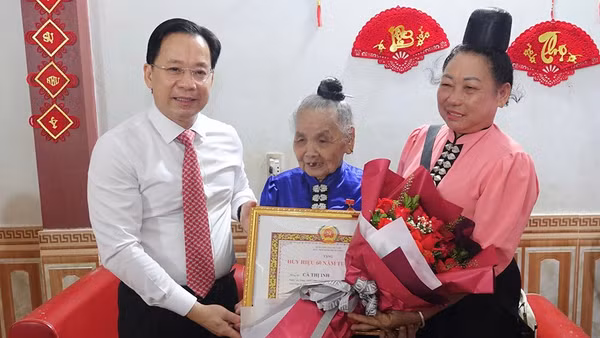 Đồng chí Hoàng Văn Nghiệm, Ủy viên Trung ương Đảng, Bí thư Tỉnh ủy Sơn La trao Huy hiệu 60 năm tuổi Đảng cho đảng viên Cà Thị Inh, Chi bộ tổ dân phố 3, phường Chiềng An. (Ảnh: QUỐC TUẤN)