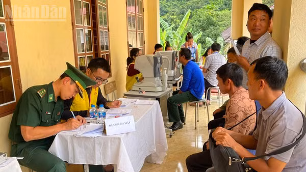 Bộ đội Biên phòng Sơn La phối hợp hướng dẫn cho nhân dân đăng ký khám bệnh.