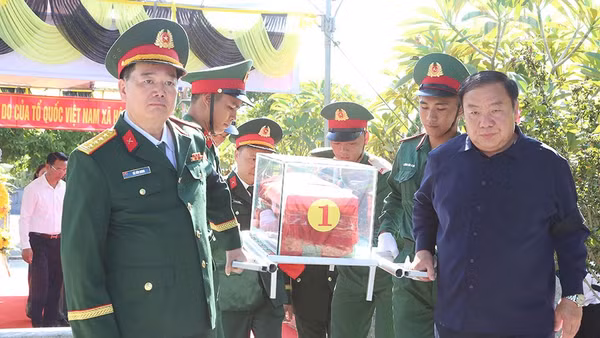 Lễ truy điệu và an táng hài cốt 2 liệt sĩ tại Nghĩa trang Liệt sĩ xã Sông Mã, tỉnh Sơn La. (Ảnh: PHAN THẢO)