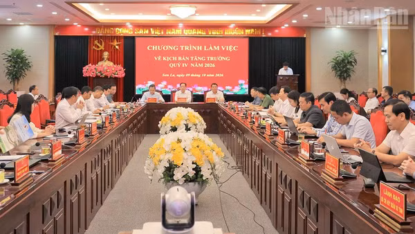 Các đồng chí Hoàng Văn Nghiệm, Ủy viên Trung ương Đảng, Bí thư Tỉnh ủy; Lò Minh Hùng, Phó Bí thư Thường trực Tỉnh ủy, Chủ tịch Hội đồng nhân dân tỉnh; Nguyễn Đình Việt, Chủ tịch Ủy ban nhân dân tỉnh dự và chỉ đạo hội nghị. (Ảnh: QUỐC TUẤN)