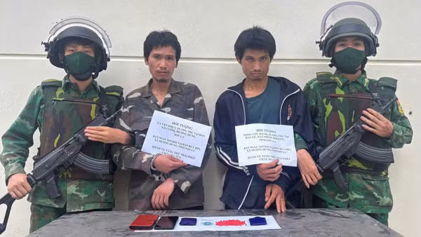 Lực lượng Bộ đội Biên phòng Sơn La bắt giữ 2 đối tượng tại xã Mường Hung về hành vi tàng trữ trái phép chất ma túy. (Ảnh: BẢO THỊNH)