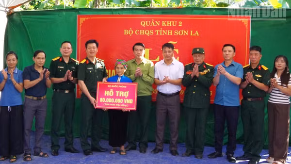 Lãnh đạo Bộ Chỉ huy Quân sự tỉnh Sơn La chuyển trao tiền hỗ trợ xây dựng nhà tình nghĩa cho gia đình thân nhân liệt sĩ. (Ảnh: THỌ SƠN)