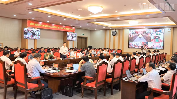 Tỉnh Sơn La tổ chức họp bàn giải pháp thực hiện kịch bản tăng trưởng quý IV năm 2026. Hội nghị được kết nối trực tuyến đến 75 điểm cầu xã, phường trong tỉnh. (Ảnh: QUỐC TUẤN)