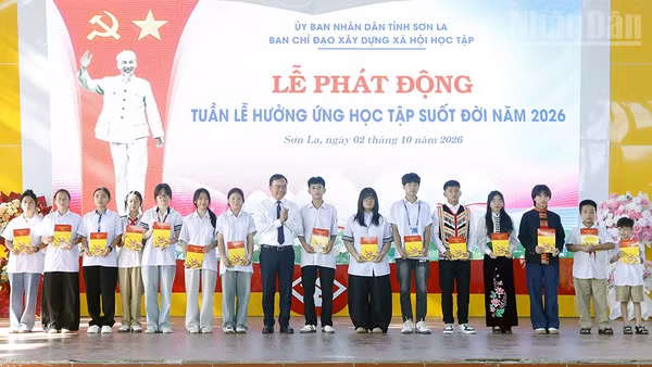 Lãnh đạo Ủy ban nhân dân tỉnh Sơn La trao học bổng Tô Hiệu cho các học sinh có hoàn cảnh khó khăn, vượt khó học giỏi. (Ảnh: QUỐC TUẤN)