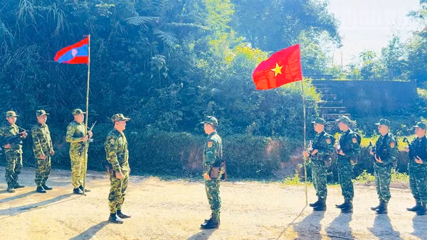 Đồn Biên phòng Chiềng Tương phối hợp Đại đội Biên phòng 213 tổ chức tuần tra song phương đoạn biên giới phụ trách. (Ảnh: THÙY DƯƠNG)