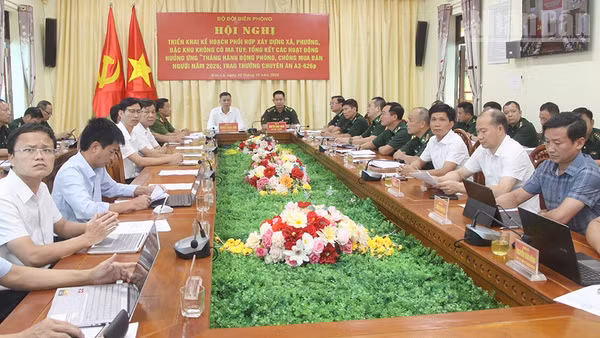 Lãnh đạo Ủy ban nhân dân tỉnh Sơn La và Ban Chỉ huy Bộ đội Biên phòng tỉnh, tham dự hội nghị trực tuyến triển khai Kế hoạch số 5667/KH-BĐBP ngày 25/9/2026 của Bộ Tư lệnh Bộ đội Biên phòng về phối hợp xây dựng xã, phường, đặc khu không có ma túy ở khu vực biên giới. (Ảnh: QUỐC TUẤN)