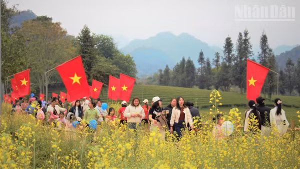 Ngày hội nông sản và các hoạt động văn hóa-du lịch năm 2026 xã Bình Thuận, tỉnh Sơn La thu hút hàng ngàn du khách và người dân tới tham dự. (Ảnh: QUỐC TUẤN)