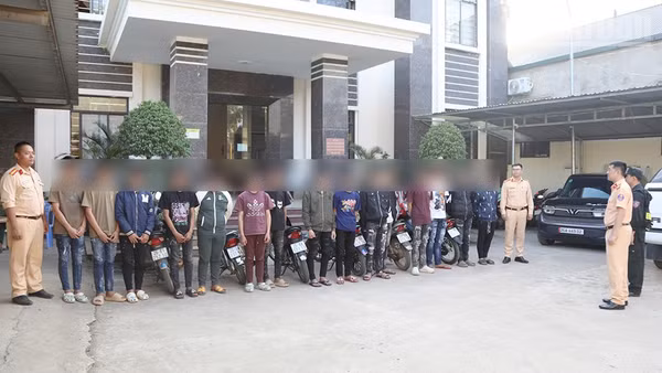 Lực lượng Cảnh sát giao thông Sơn La xử lý các trường hợp vi phạm trật tự, an toàn giao thông liên quan vụ gây rối trật tự công cộng, hủy hoại tài sản. (Ảnh: TRUNG HIẾU)