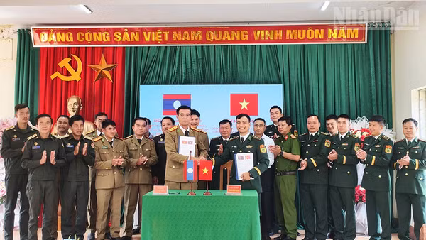 Trạm kiểm soát Biên phòng Pu Hao, Đồn Biên phòng Mường Lạn, Ban Chỉ huy Bộ đội Biên phòng tỉnh Sơn La, Việt Nam ký kết nghĩa với Trạm kiểm soát Công an Ka Lang, nước bạn Lào. (Ảnh: QUÀNG HÙNG)
