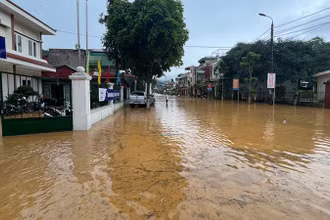 Đường Giải Phóng 11-11 và trụ sở Điện lực Mường Khương bị ngập trong nước lũ.