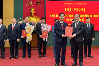 Đồng chí Vũ Việt Dũng (bên trái) nhận quyết định chỉ định giữ chức vụ Bí thư xã Sảng Mộc. (Ảnh: TUẤN SƠN).