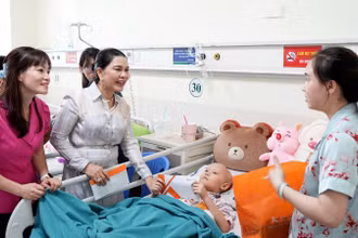 Đại diện Ban Tổ chức thăm hỏi và tặng quà cho bệnh nhi. (Ảnh NFVC)