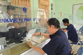 Người dân đến làm thủ tục hành chính tại điểm tiếp nhận xã Canh Vinh, tỉnh Gia Lai. (Ảnh: PHÚC THẮNG)