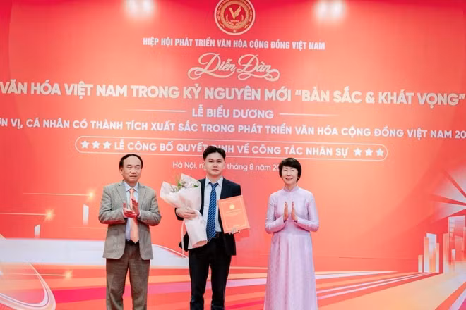 Lãnh đạo Hiệp hội trao quyết định bổ nhiệm cho ông Trần Tuấn Thành. 