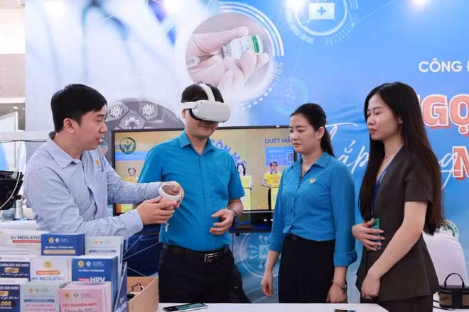 Người dân trải nghiệm một số công nghệ và sáng kiến tại Triển lãm “Ngày hội sáng tạo - khát vọng vươn mình”. (Ảnh HẢI NGUYỄN)