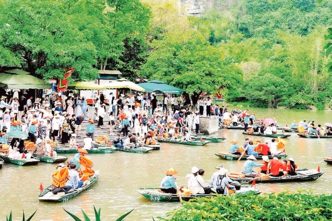Du khách tham quan Tràng An (tỉnh Ninh Bình). (Ảnh: XUÂN LÂM)