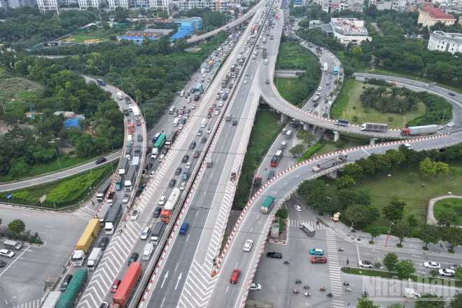 [Ảnh] Hà Nội: Ngày đầu nghỉ lễ 2/9 cửa ngõ đông đúc, người dân di chuyển chậm rời Thủ đô