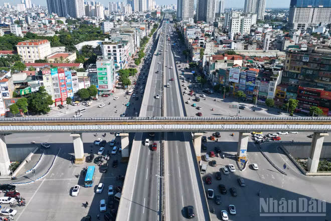 [Ảnh] Dòng người lỉnh kỉnh đồ đạc trở lại Hà Nội sau kỳ nghỉ 2/9