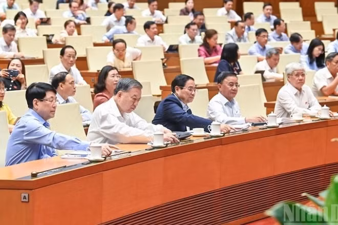 Ngày 16/6/2025, Quốc hội thông qua Nghị quyết sửa đổi, bổ sung một số điều của Hiến pháp năm 2013 với 100% đại biểu có mặt tán thành. (Ảnh: DUY LINH)