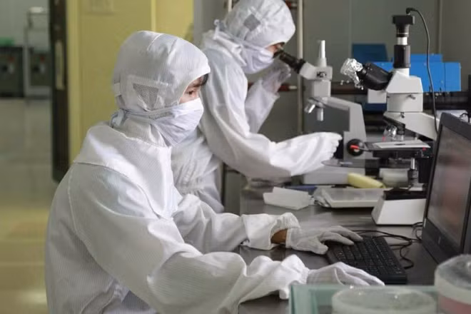 Sinh viên tại phòng thí nghiệm Vật lý Trường đại học Khoa học tự nhiên. (Đại học Quốc gia Hà Nội)
