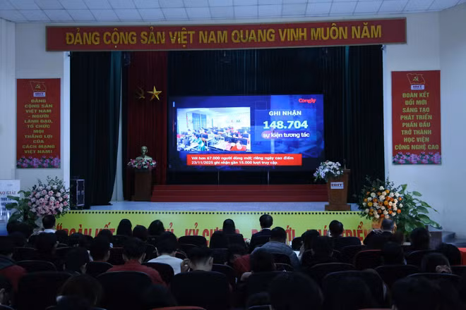 Tập thể, cá nhân được giải chụp ảnh với ban tổ chức cuộc thi. (Ảnh: KHÁNH HƯƠNG)