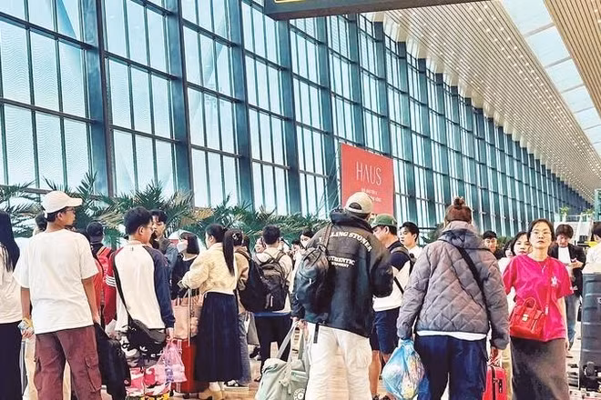 Hành khách tại sân bay Tân Sơn Nhất.