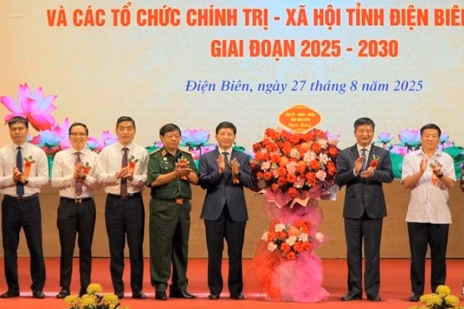 Các đồng chí lãnh đạo Tỉnh ủy, Hội đồng nhân dân, Ủy ban nhân dân tỉnh Điện Biên tặng hoa, chúc mừng hội nghị điển hình tiên tiến lần thứ nhất của Ủy ban Mặt trận Tổ quốc Việt Nam và các tổ chức đoàn thể tỉnh Điện Biên.
