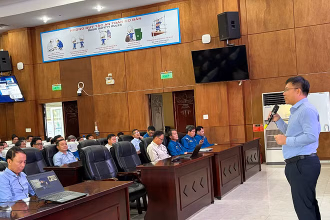 Ông Lê Hải Tuấn, Phó Giám đốc Nhà máy lọc dầu Dung Quất phát biểu tại chương trình.