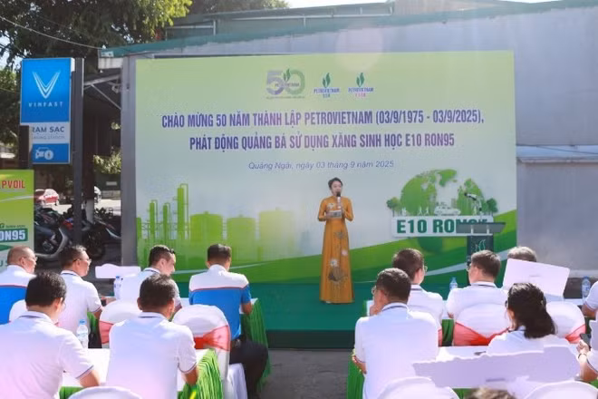 Toàn cảnh chương trình chào mừng 50 năm thành lập Petrovietnam và quảng bá sử dụng xăng sinh học E10 RON95 do Công ty cổ phần Lọc hóa dầu Bình Sơn và Tổng công ty Dầu Việt Nam phối hợp tổ chức.
