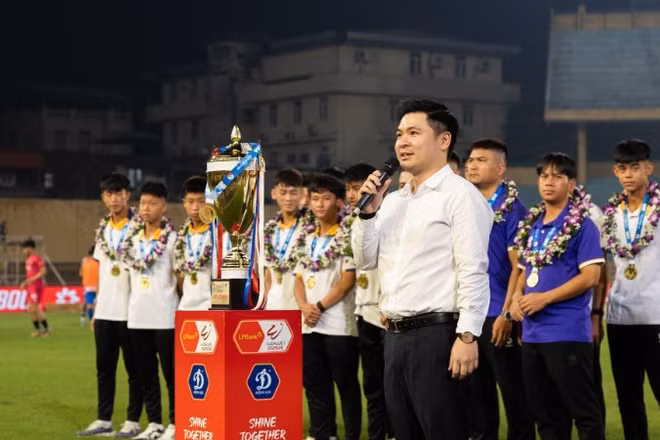 Chủ tịch Hà Nội FC Đỗ Vinh Quang vinh danh thành tích vô địch của U15.