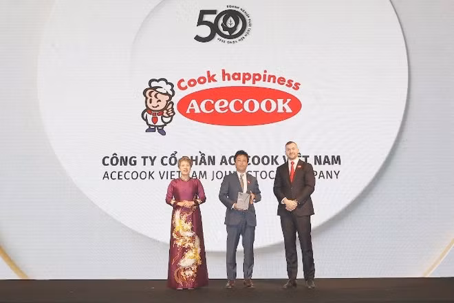 Đại diện Acecook Việt Nam nhận giải Top 50 doanh nghiệp phát triển bền vững tiêu biểu tại Việt Nam.
