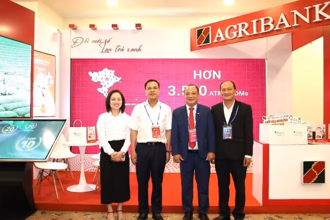 Phó Tổng Giám đốc Agribank Lê Hồng Phúc thăm gian hàng Agribank trong khuôn khổ diễn đàn.