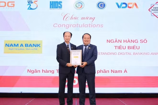 Đại diện Ngân hàng Nam Á nhận danh hiệu.