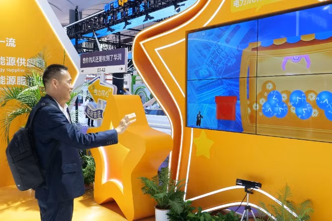 Khách tham quan trải nghiệm công nghệ AI tại Hội chợ CAEXPO 2025.
