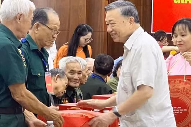 Tổng Bí thư Tô Lâm thăm hỏi và tặng quà các mẹ Việt Nam anh hùng, các gia đình chính sách tiêu biểu tỉnh Đồng Tháp. (Ảnh: TÍN HUY)