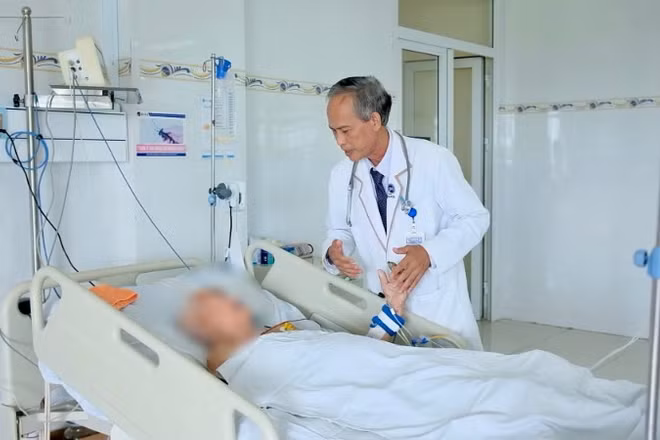 Bác sĩ Bệnh viện đa khoa Xuyên Á Tây Ninh thăm khám bệnh nhân bị rắn cắn. (Ảnh: BVCC)