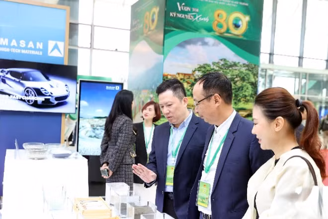 Đại biểu tham quan gian trưng bày của Masan High-Tech Materials