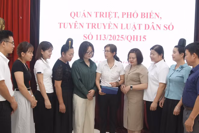 Nội dung phổ biến pháp luật về bình đẳng giới, lựa chọn giới tính thai nhi được Chi cục Dân số tỉnh Sơn La thường xuyên lồng ghép tại các buổi tập huấn về dân số-kế hoạch hóa gia đình. (Ảnh: QUỐC TUẤN)
