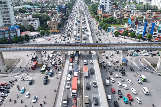 Tại khu vực các tuyến đường vành đai nhiều dòng xe di chuyển nối tiếp nhau.