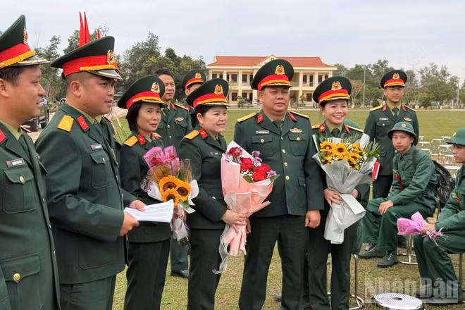 Đại tá Nguyễn Mạnh Cường, Sư đoàn trưởng Sư đoàn 325 cùng đại diện các tổ chức quần chúng động viên chiến sĩ mới.