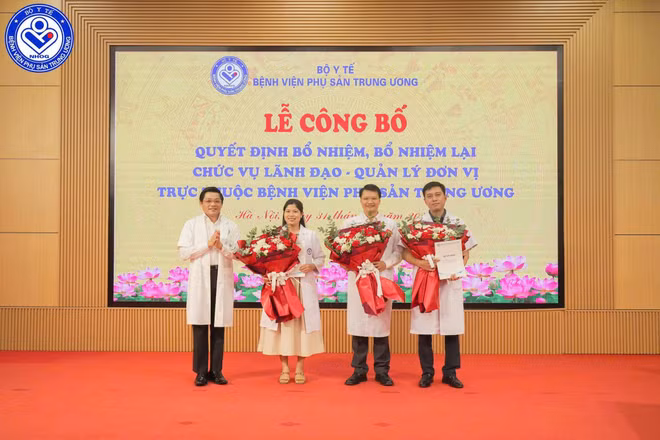 Đại diện lãnh đạo Bệnh viện Phụ sản Trung ương tặng hoa chúc mừng các đồng chí được bổ nhiệm. (Ảnh: NGUYỄN QUÂN)
