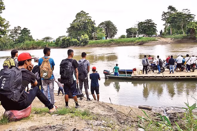 Người dân Colombia chạy trốn khỏi bạo lực. 